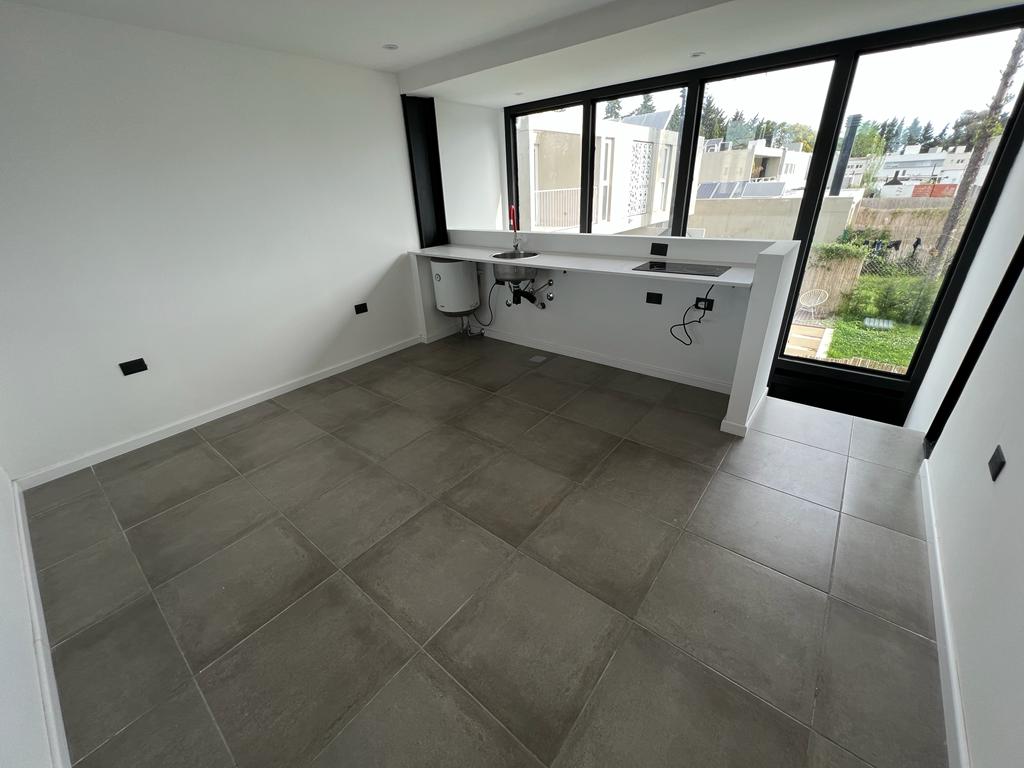 Imagen Local 491 esquina 133 